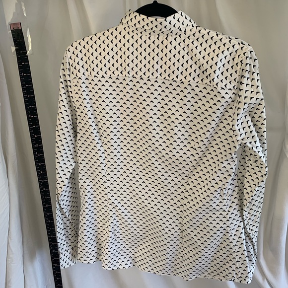 Tailored fit, button down. Nice structured fit. - Picture 2 of 5